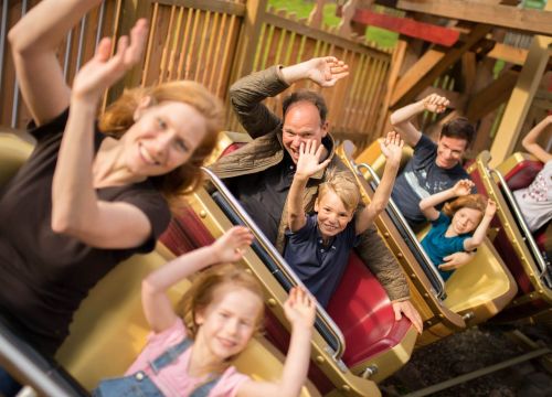 In der Attraktion Der kleine Zar heben Kinder und auch Erwachsene die Arme vor Freude.