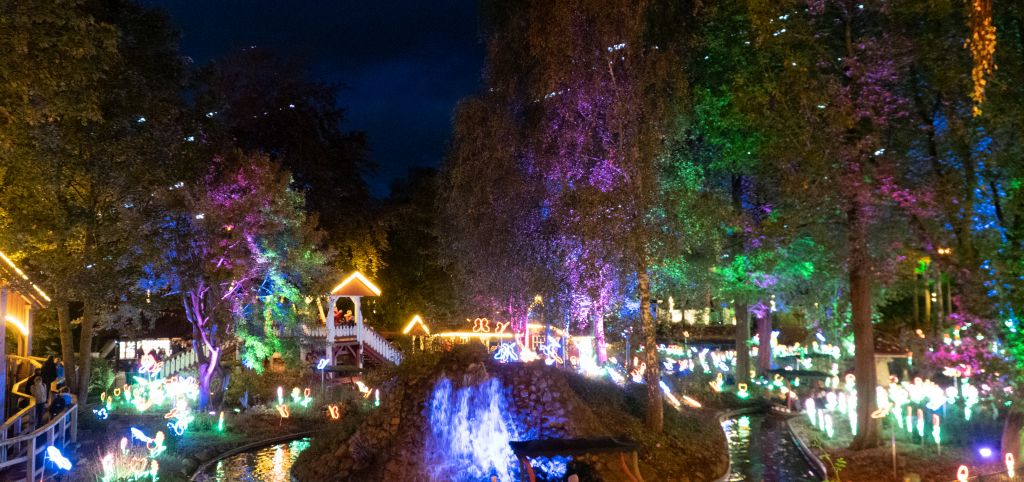 Die LED-Blumen und die Bäume der Blumenmeerbootsfahrt sind hell erleuchtet. Die Boot fahren.