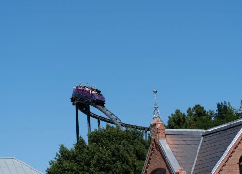 Der Zug der Achterbahn Nessie auf der Schiene kurz vor der Abfahrt in den Looping.