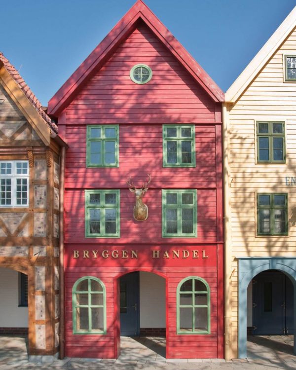 Das Gebäude Bryggen Handel aus Norwegen von vorne. Es hat den Namen vorne in goldenen Lettern.