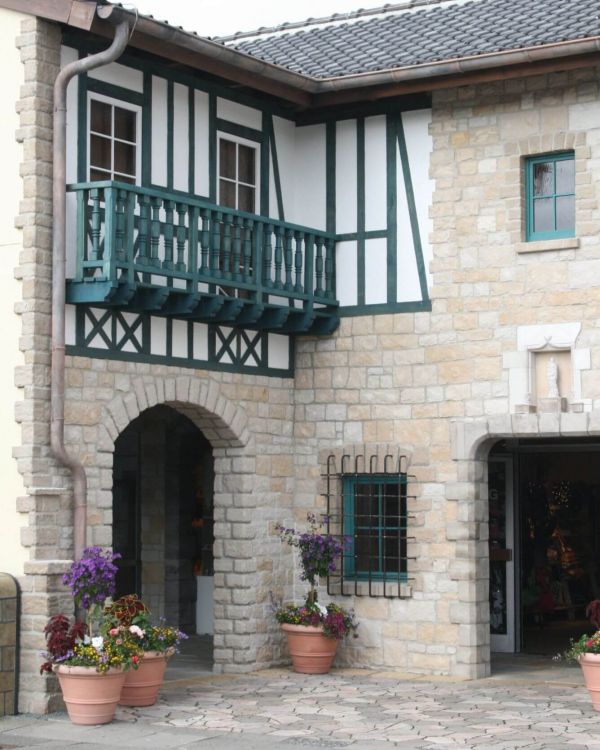 Blick auf die Arkaden aus Paris. Das Gebäude heißt Cadran Solaire. Es hat eine Balkon.