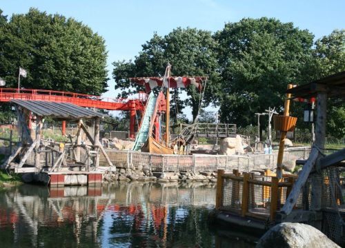 Das Floß ist auf der rechten Seite. Zwischen dem Ein- und Ausstiegspunkt ist ein Seil gespannt.