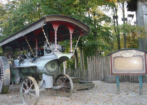 Das Lokomobil auf der rechten Seite. Der Hochseilgarten Navajo Trail im Hintergrund.