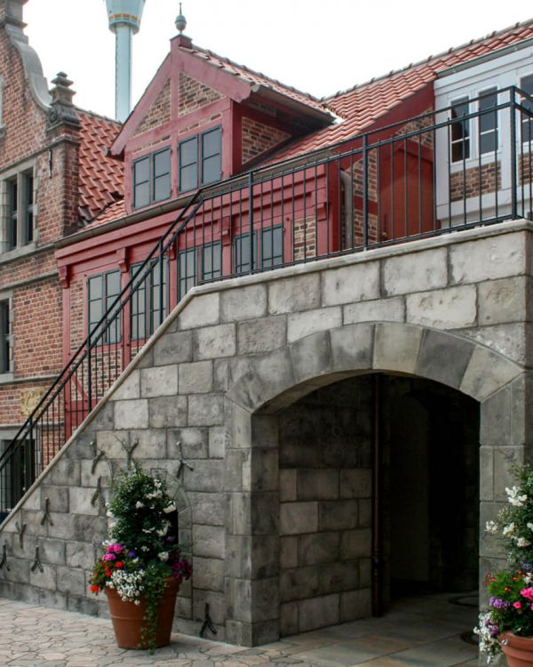 Die Arcaden aus Hamburg. Ein Gebäude den Kramer Amtsstuben nachempfunden. Mit einer Treppe.