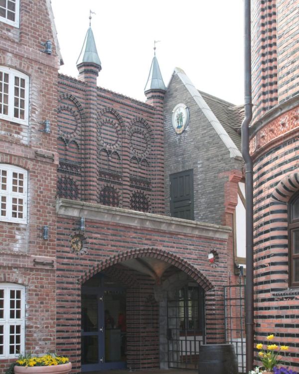 Blick auf die Arcaden aus Lübeck. Das Lübecker Rathaus auf der linken Seite.