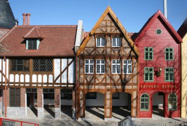 Blick auf die Arkaden des Vorplatzes. Diese sind aus London, Ribe und Bergen.