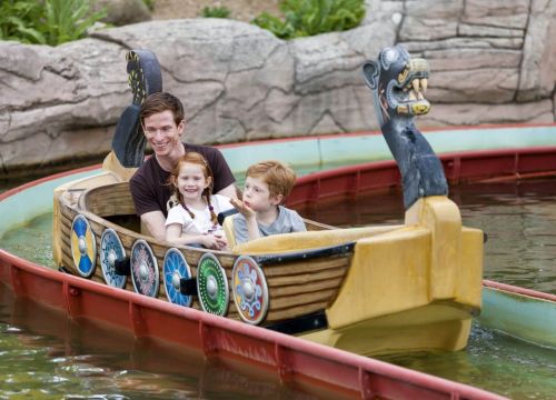 Ein Boot der Attraktion der Sturmfahrt der Drachenboote nach der Abfahrt und auf den Weg zurück.