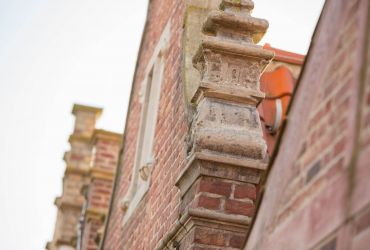 Ein Giebel eines Gebäudes des HANSA-PARK im Detail.