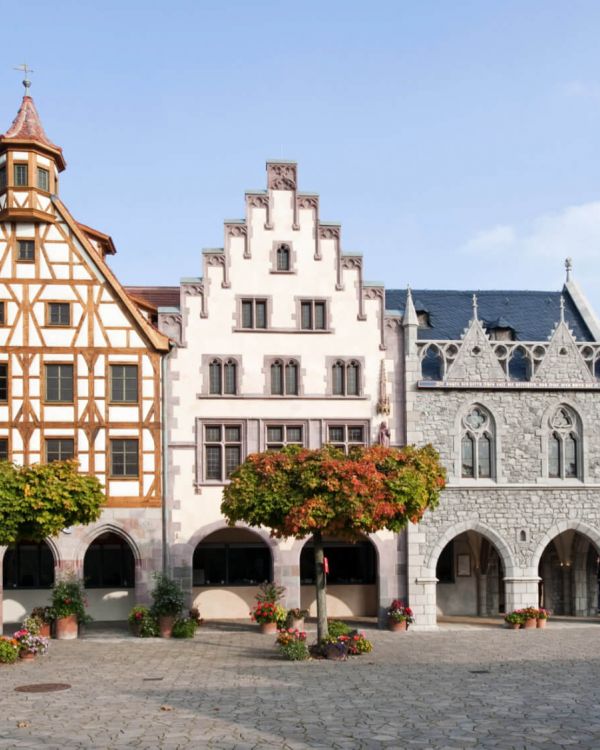 Blick auf die Arkaden des Vorplatzes. Die Gebäude Nürnberg, Frankfurt und Goslar von vorne.