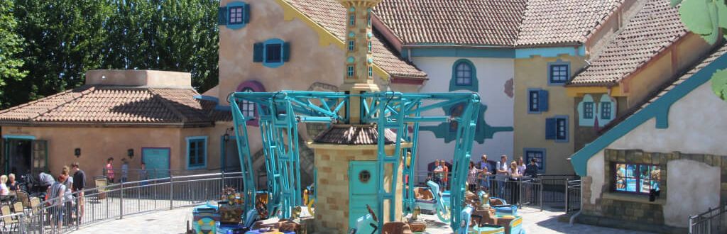 Die Attraktion Barcos del Mar wartet auf neue Gäste. Die Boote sind alle unten und stehen still.