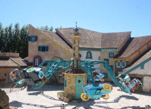 Die kleine Boote die sich im Kreis drehen und auf und ab bewegen.