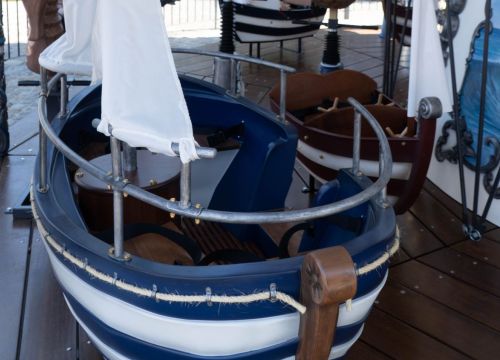 Neben maritimen Figuren kann die Fahrt auf dem Carrousel Baltique auch in Booten genossen werden.