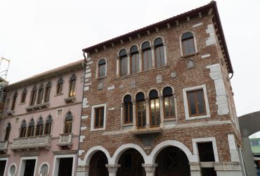 Der Palazzo Falier aus Venedig. Er wurde von unten fotografiert. Die Fenster sind aus braunem Holz.