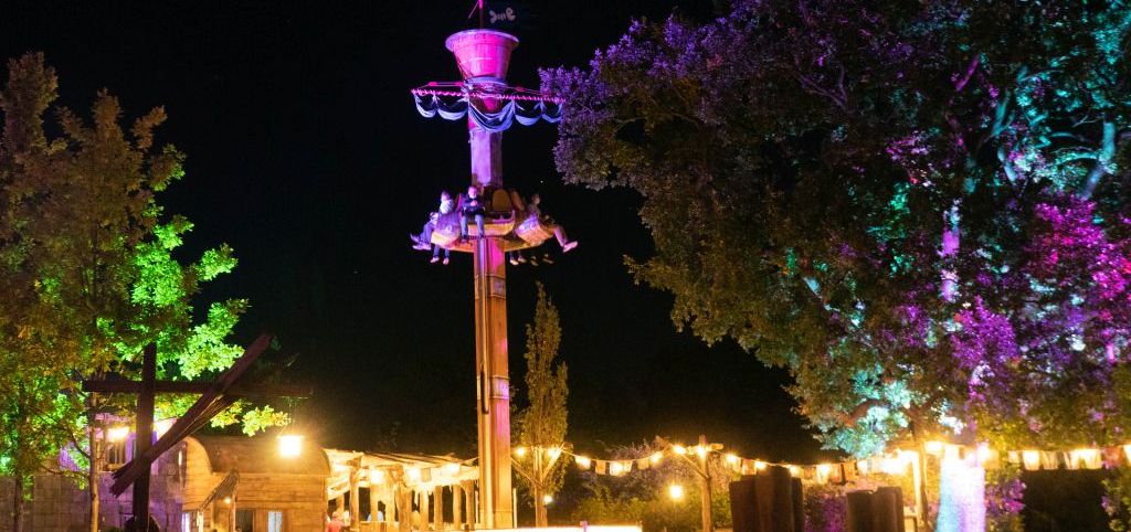 Die Attraktion Awildas Ausguck wird bunt angestrahlt. Die Lichterketten rundherum leuchten.