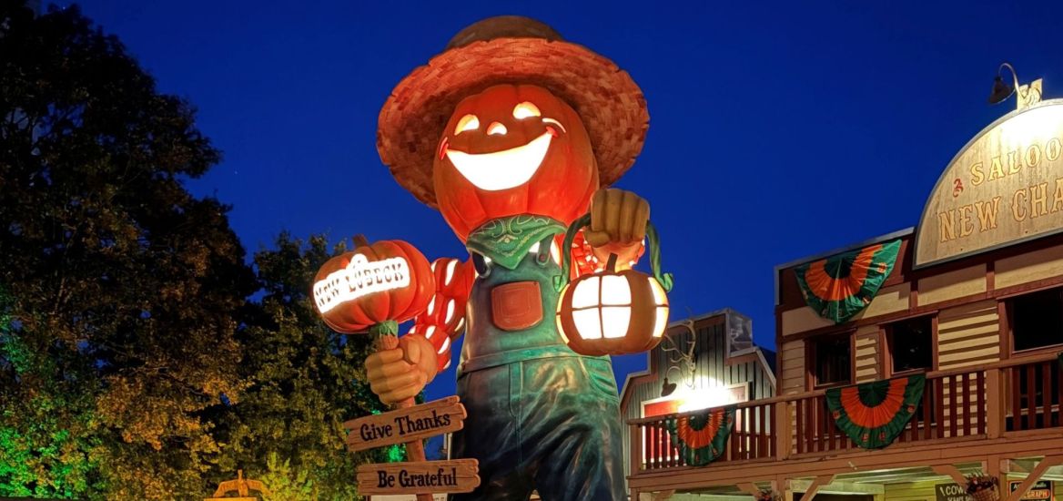 Beleuchtete Figur "John Field" auf einem Podest in der Westernstadt NEW LÜBECK