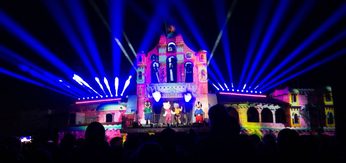 Die Abendshow des HANSA-PARKs am Herbstzauber am Meer. Die Maskottchen tanzen.