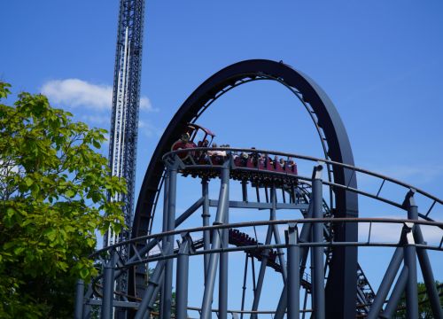 Der Zug des Royal Scotsman fährt unter dem Looping der Bahn Nessi durch und legt sich in die Kurve.