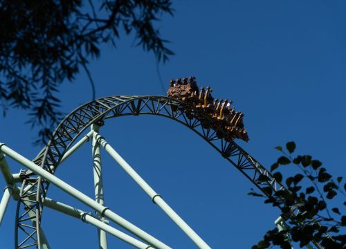 Der Wagen des Schwur des KÄRNAN fährt auf der Schiene. Die Rückseite des Wagen zeigt zum Betrachter.