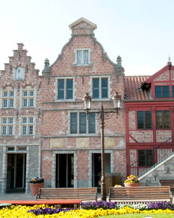 Dieses Gebäude stammt aus Belgien. Es zeigt das Haus der Gerber.