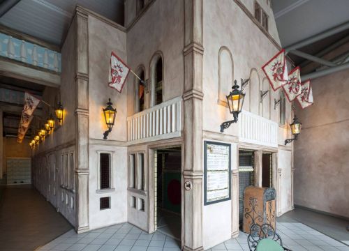 Das Spielhaus Fondaco die Tedeschi in Form einer Festung. Mit Lampen und Fahnen versehen.