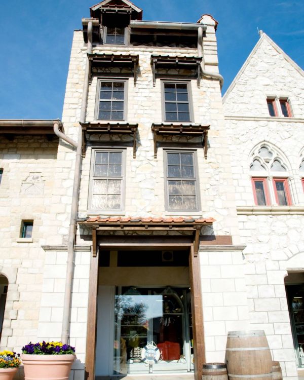 Blick auf die Arkaden. Diese Gebäude nennt sich Stadthaus. Jedes Fenster hat ein Dachüberstand.