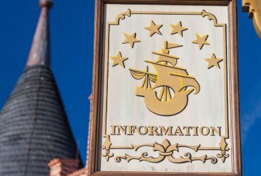 Ein Schild mit dem Zeichen des HANSA-PARKs. Auf dem Schild steht Informationen.