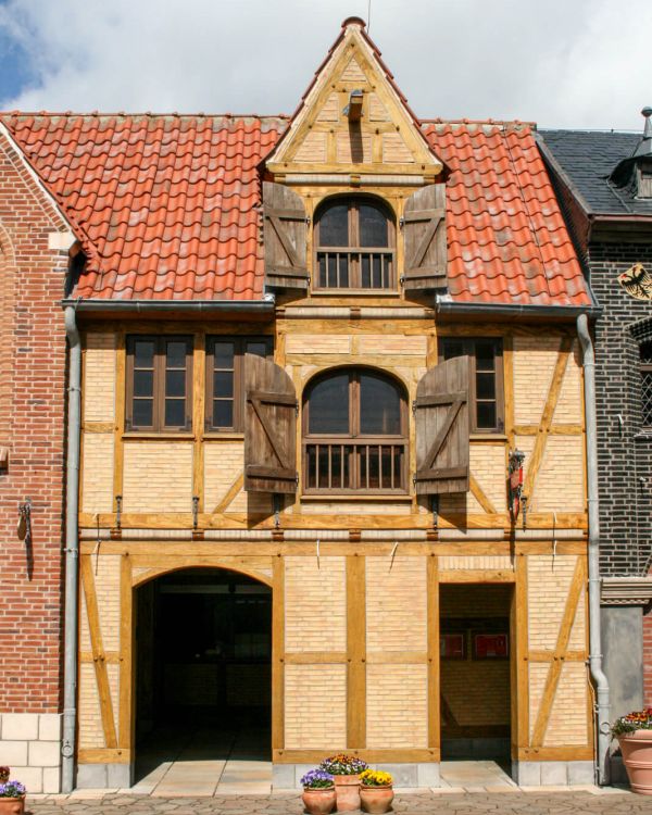 Das Haus Wildersgade von vorne. Fensterläden sind geöffnet. Oben ist ein Balken für eine Seilwinde.