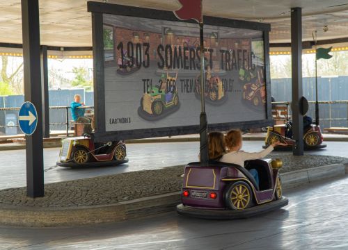 Verschiedene motorisierte Fahrzeuge fahren mit Kindern im Kreis