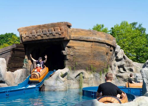 Maximal 2 Personen fahren mit kleinen Booten, die aussehen wie Fässer, eine vorgegebene Strecke.