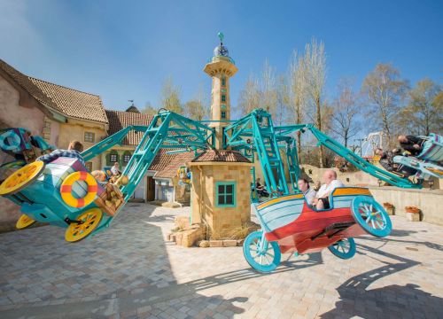 Die Attraktion Barcos del Mar hat kleine Boote, die an Schwingarmen nach oben gelenkt werden können.