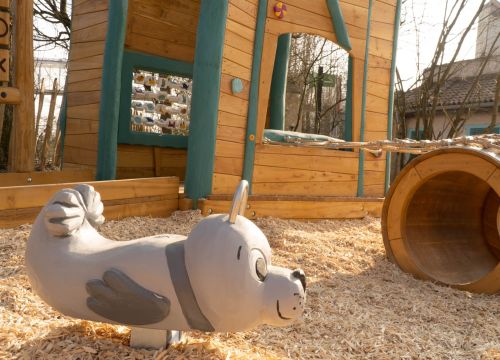 Ein kleiner Seehund lädt zu drauf sitzen ein auf dem Inklusionsspielplatz Patio del Mar.