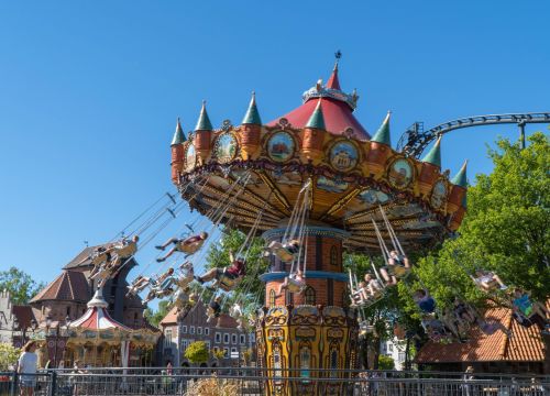 Der HANSE-Flieger mit Gästen in den Sitzen. Das Krantor von Danzig und die Nessi im Hintergrund.