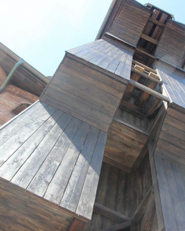 Das Krantor von Danzig. Der Bereich des Krans von unten. Er besteht aus Holz.