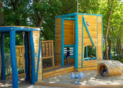 Ob im Fass verstecken, durch Seile laufen, Spiele spielen oder klettern, so viele Möglichkeiten.