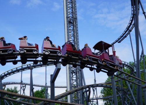 Der Zug des Royal Scotsman auf der Schiene. Er fährt rasant in der Kurve. Die Haare der Gäste wehen.