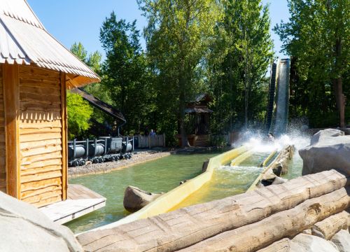 Ein Boot der Wildwasserfahrt – der Wolf am Ilmensee kommt die Rampe herunter.