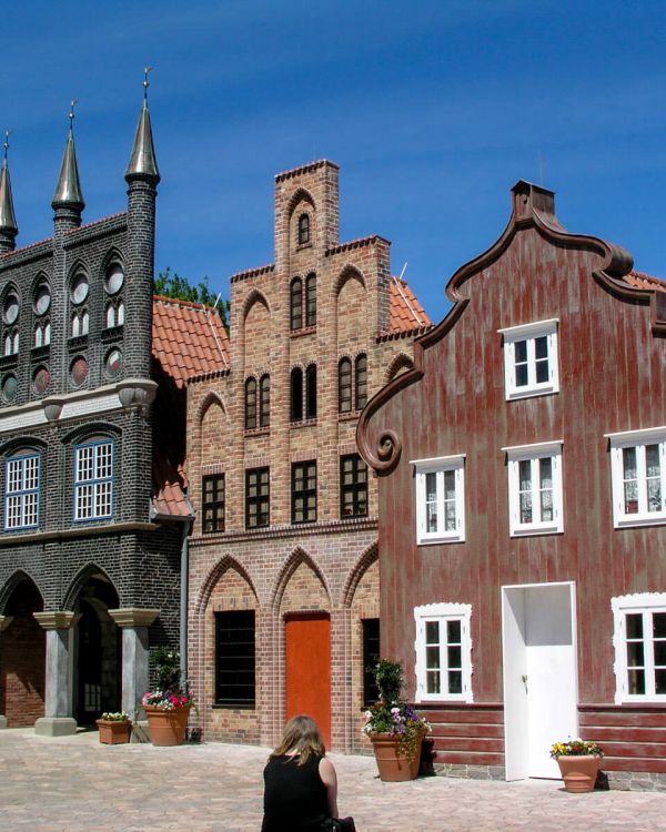 Das Gebäude Alter Gasthof ist von außen mit Holz eingedeckt, hat weiße Fenster und eine weiße Tür.