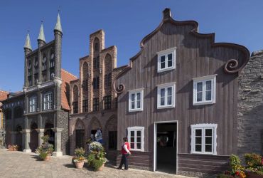 Das Gebäude Alter Gasthof von der Seite. Davor stehen Blumen in Blumentöpfen.