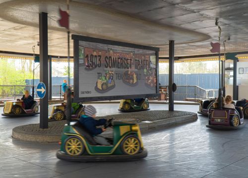 Verschiedene motorisierte Fahrzeuge fahren mit Kindern im Kreis