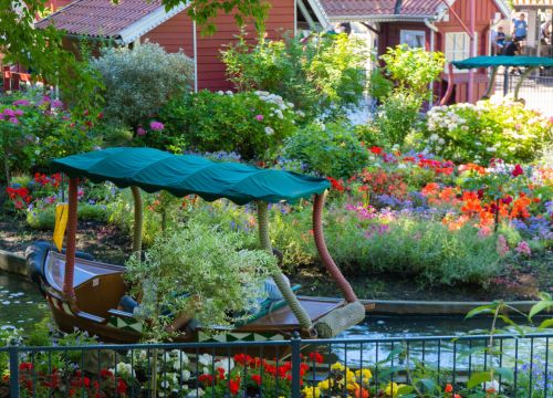 Die Boote der Attraktion Blumenmeer-Bootsfahrt fahren zwischen vielen Blumen und Farben.