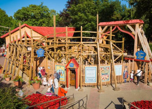 Die Attraktion Der kleine Zar ist eine Kinderachterbahn mit einer rasanten Abfahrt im Kreis.