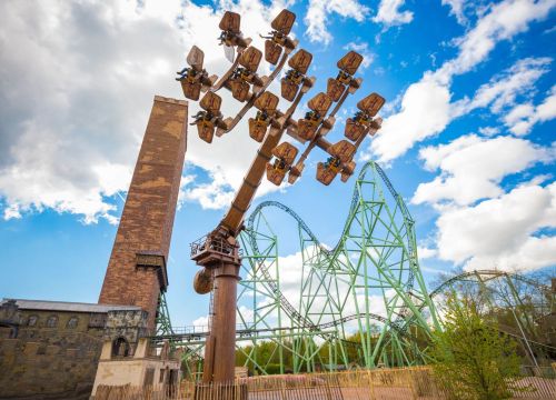 Die Gondeln der Attraktion KÄRNAPULTEN drehen sich in der Höhe. Der Schwur des KÄRNAN dahinter.