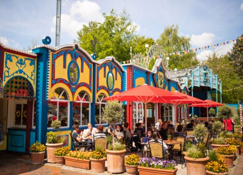 Auf der Terrasse vom Restaurant L’Artista sitzen Gäste und essen die Speisen des Restaurants.