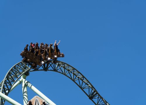 Der Wagen des Schwur des KÄRNAN ist am höchsten Punkt. Die Rückseite des Wagen zeigt zum Betrachter.