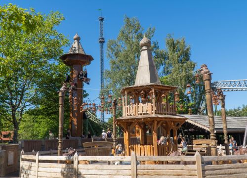 Das Karussell Tierkinder und Turm vom Peterhof. Im Hintergrund der HIGHLANDER.