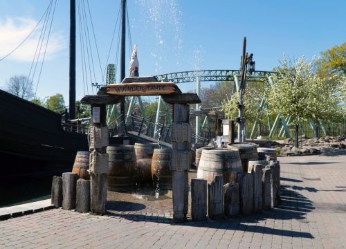 In der Wikinger-Taufe müssen die Gäste den plötzlich hochschießenden Wasserstrahlen ausweichen.