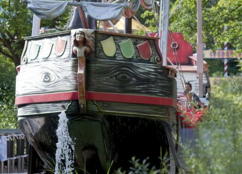 Das Schiff der Attraktion Schiffschaukel von hinten. Die Fontäne des Wassers sprudelt hervor.