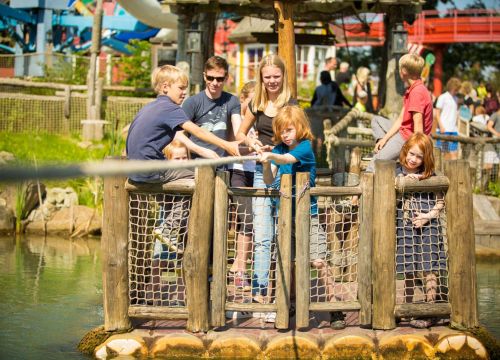 Das volle Floß der Floßfahrt Störtebekers Kaperfahrt auf dem Weg zum Ausstiegspunkt.