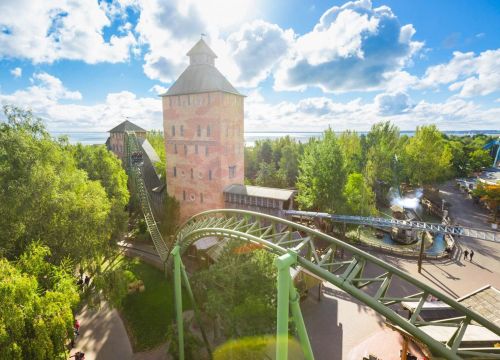 Die Attraktion Flucht von Novgorod mit Schiene und Turm. Im Hintergrund der Wasserwolf am Ilmensee.