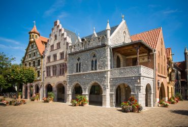 Blick auf die Arkaden des Vorplatzes. Die Gebäude Nürnberg, Frankfurt und Goslar von der Seite.